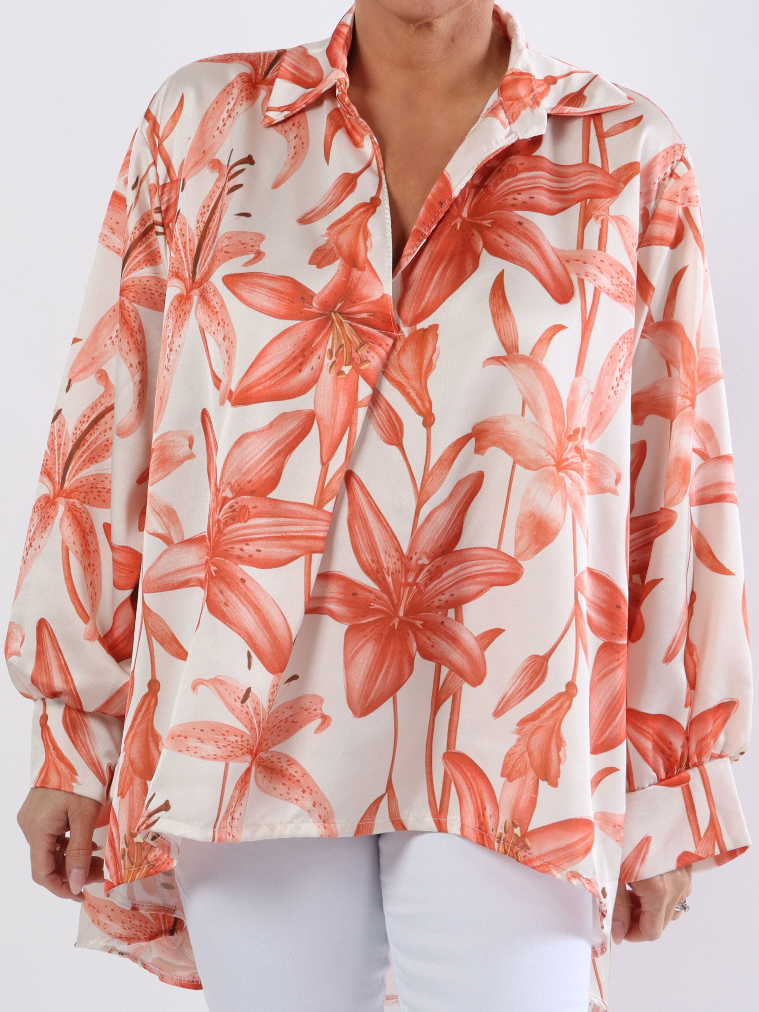 Paradise - Sød plus size skjorte i silkelook med liljemotiver